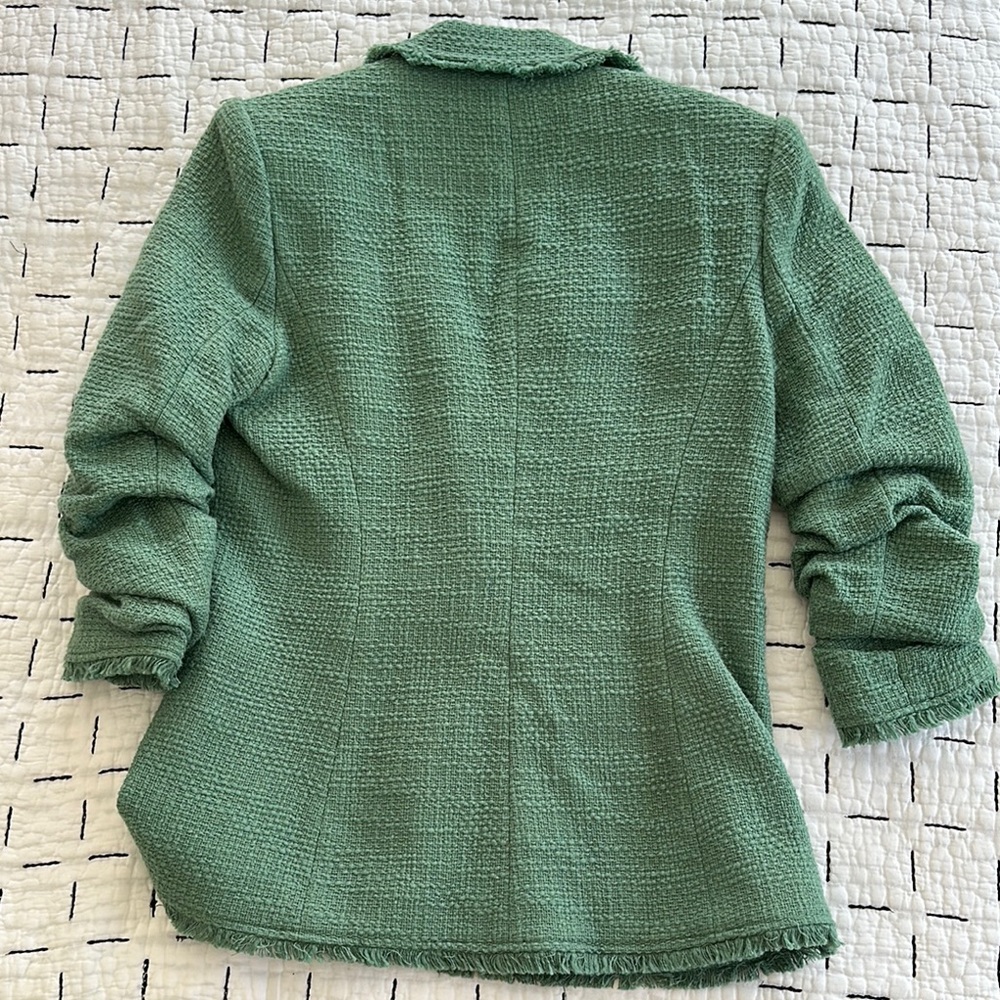 Cinq a sept Green Blazer with Notched Lapels and Tailored Silhouette - Picture 4 of 5